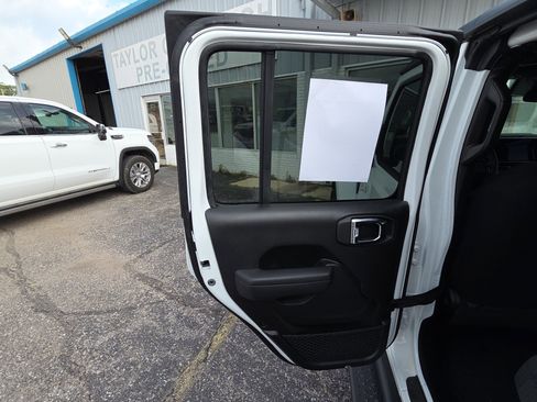 Used 2025 Jeep Gladiator Sport AWD/4WD image 12