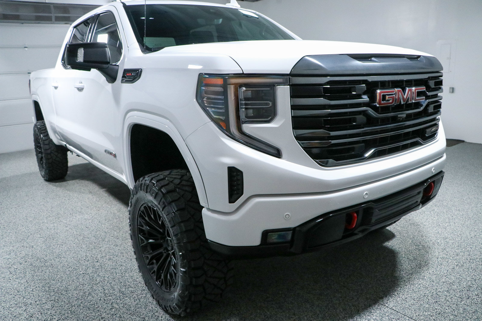 Used 2024 GMC Sierra 1500 AT4 w/ Technology Package AWD/4WD image 5