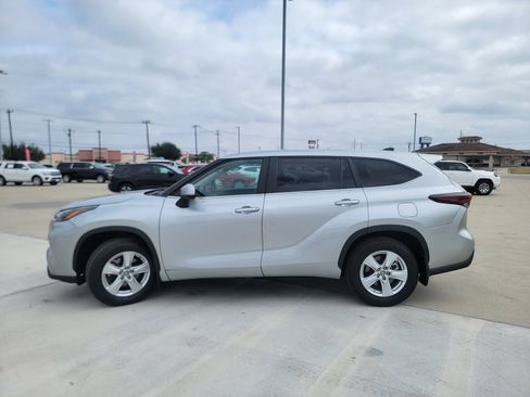 Used 2024 Toyota Highlander LE AWD/4WD image 4