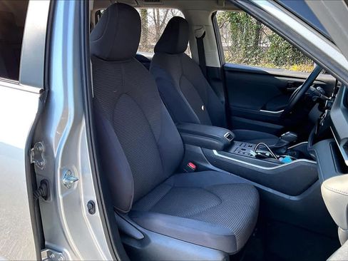 Certified 2024 Toyota Highlander LE image 9