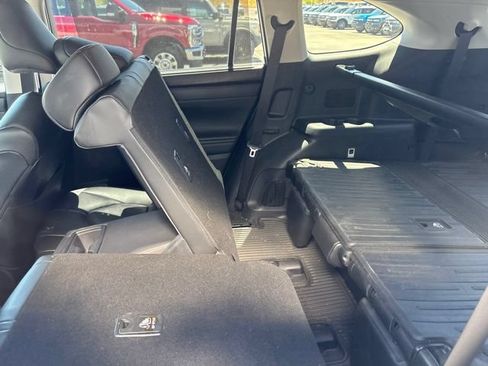 Used 2023 Toyota Highlander XLE AWD/4WD image 7