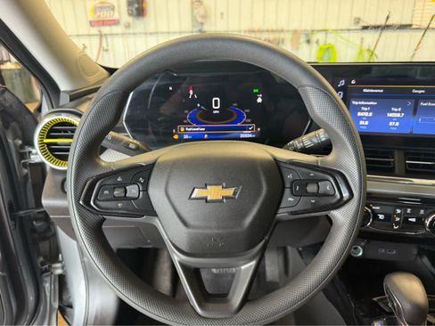 Used 2025 Chevrolet Trax LT FWD image 8