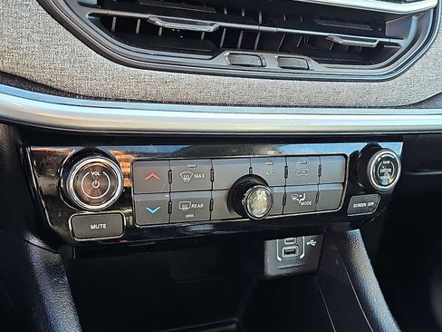 Used 2022 Jeep Compass Latitude w/ Sun and Sound Group image 17