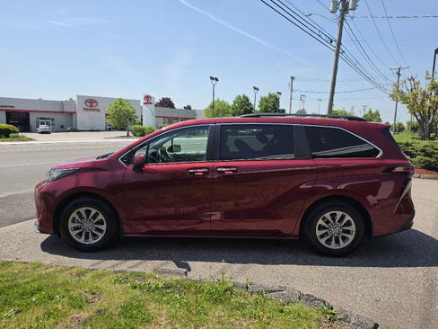 Used 2022 Toyota Sienna XLE FWD image 6