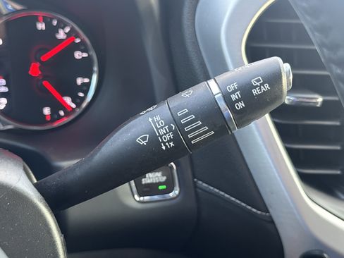 Used 2022 GMC Acadia SLT w/ Elevation Edition image 17