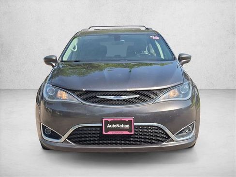 Used 2018 Chrysler Pacifica Touring-L FWD image 2