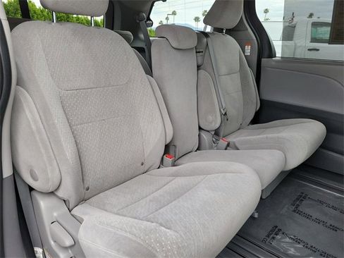 Used 2020 Toyota Sienna LE w/ Carpet Mat Package image 25