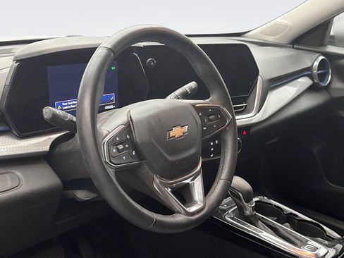 Used 2024 Chevrolet Trax LT w/ LT Convenience Package FWD image 7