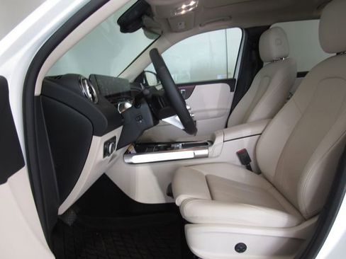 Used 2026 Mercedes-Benz GLB 250 4MATIC image 9