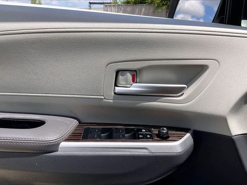 Used 2024 Toyota Sienna XLE FWD image 34