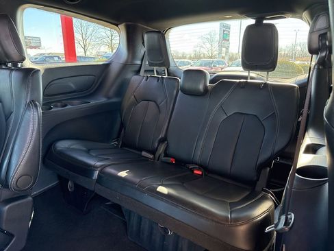 Used 2025 Chrysler Pacifica Select image 21