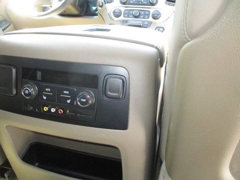Used 2016 GMC Yukon SLT w/ Open Road Package AWD/4WD image 14