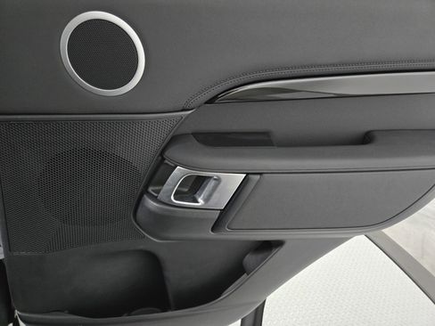 Used 2025 Land Rover Discovery S image 20