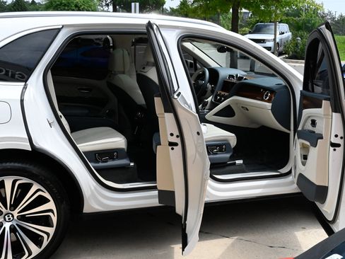 Used 2023 Bentley Bentayga AWD/4WD image 59