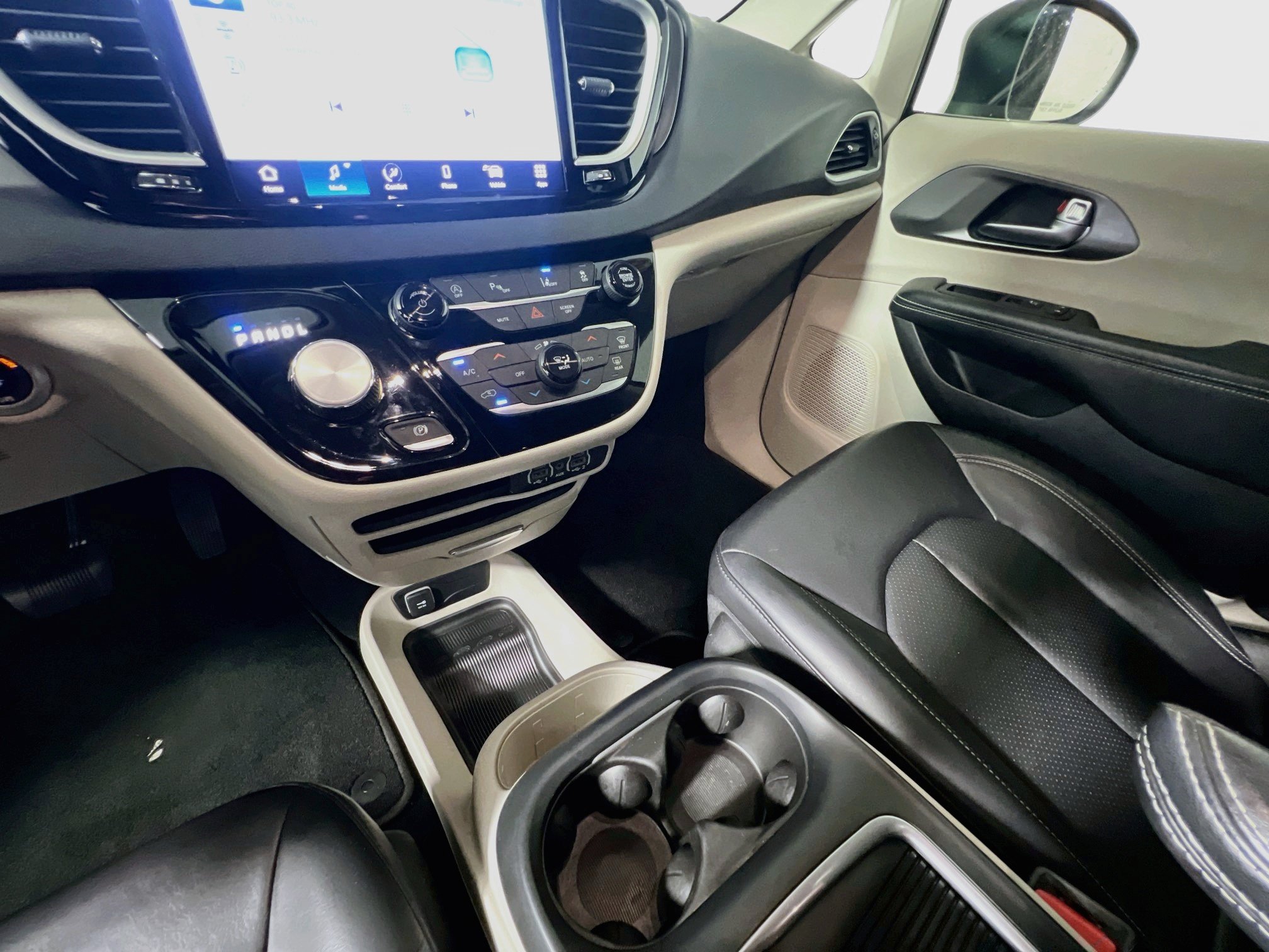 Used 2023 Chrysler Pacifica Touring-L FWD image 25