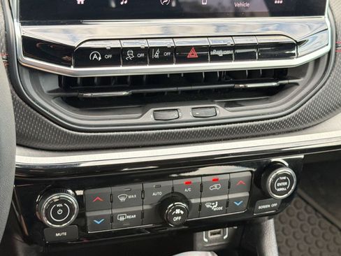 Used 2025 Jeep Compass Trailhawk AWD/4WD image 16