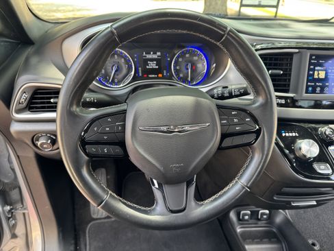 Used 2018 Chrysler Pacifica Touring Plus w/ S Appearance Package FWD image 16
