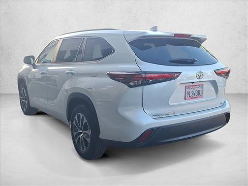 Certified 2024 Toyota Highlander XLE image 8