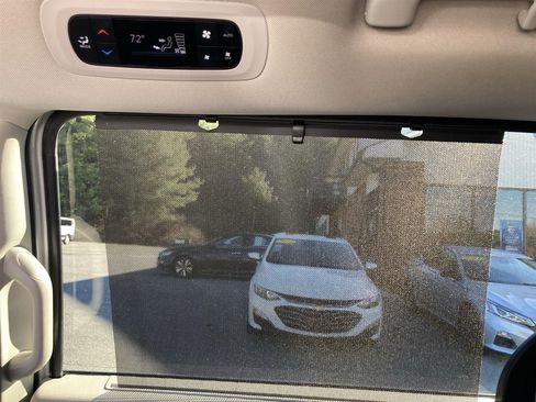 Used 2023 Chrysler Pacifica Touring-L image 35