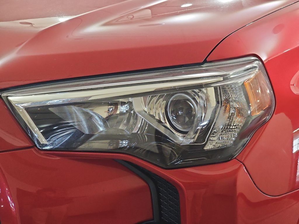 Used 2020 Toyota 4Runner SR5 Premium w/ Moonroof Package AWD/4WD image 32
