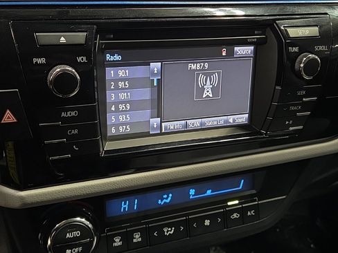 Used 2015 Toyota Corolla LE image 18