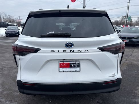 Used 2023 Toyota Sienna LE image 6