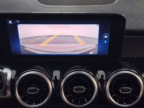 Used 2025 Mercedes-Benz GLB 250 image 17