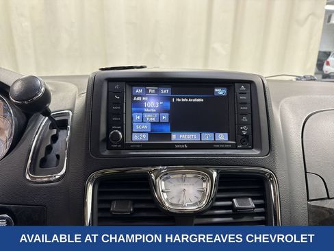 Used 2014 Chrysler Town & Country Touring-L w/ Driver Convenience Group image 19