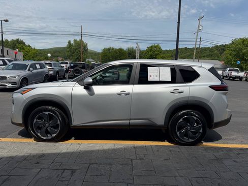 Used 2024 Nissan Rogue SV AWD/4WD image 5