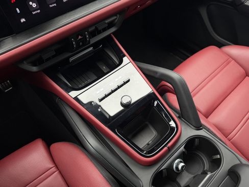 Certified 2025 Porsche Cayenne GTS AWD/4WD image 29