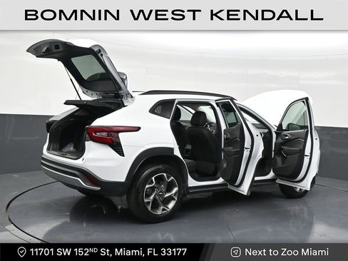 Used 2025 Chevrolet Trax LT image 28