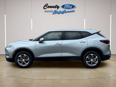 Used 2025 Chevrolet Blazer LT AWD/4WD image 3