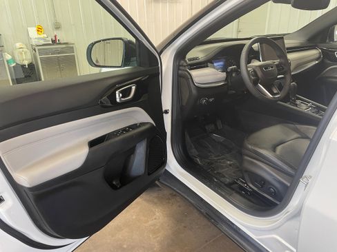 Used 2024 Jeep Compass Limited image 9