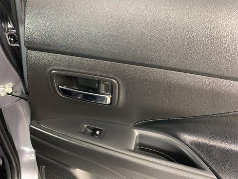 Used 2018 Mitsubishi Outlander SEL image 35