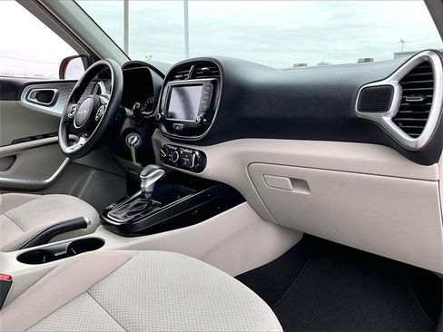 Used 2022 Kia Soul LX image 13