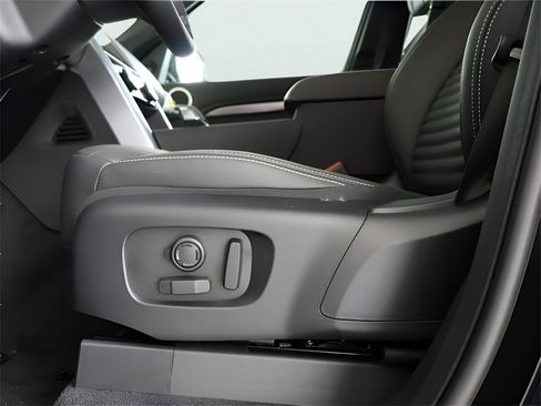 New 2025 Land Rover Discovery Metropolitan Edition image 76