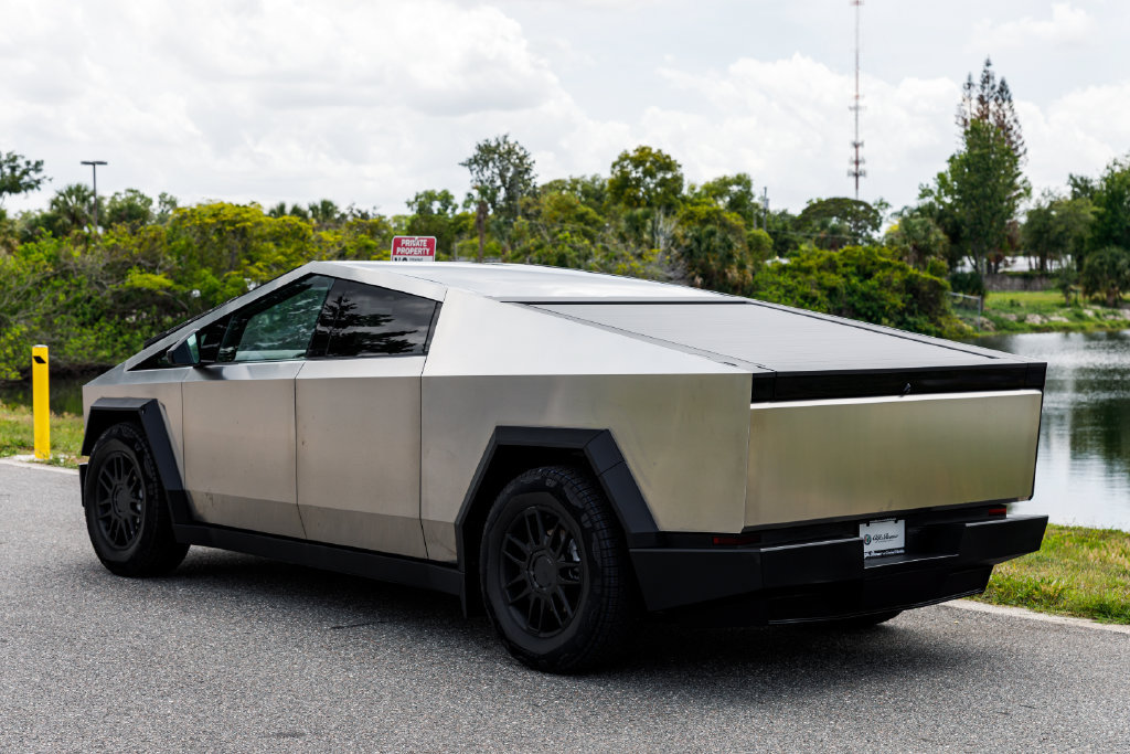 Used 2025 Tesla Cybertruck AWD Crew Cab image 5
