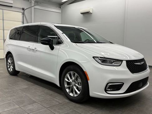 Used 2026 Chrysler Pacifica Limited FWD image 1