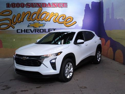 Used 2024 Chevrolet Trax LS w/ LS Convenience Package image 2