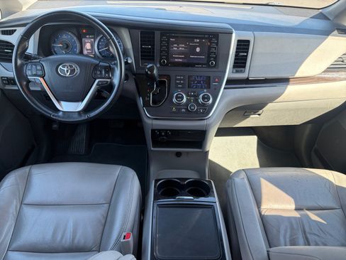 Used 2018 Toyota Sienna XLE FWD image 22