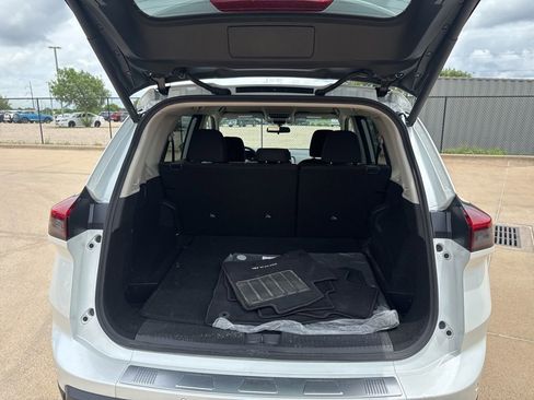 Certified 2025 Nissan Rogue SV FWD image 14