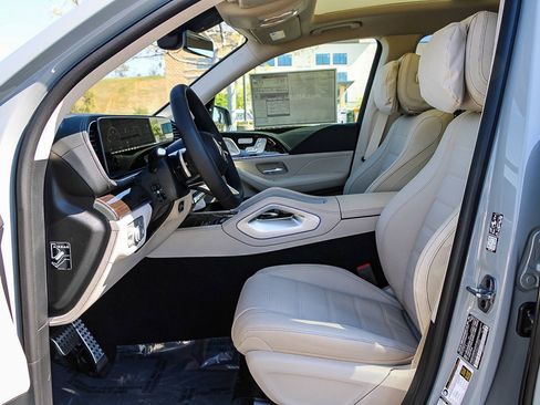New 2026 Mercedes-Benz GLS 580 4MATIC image 18