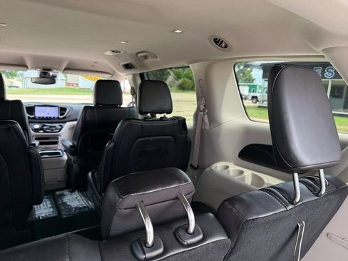 Used 2024 Chrysler Pacifica Touring-L FWD image 28