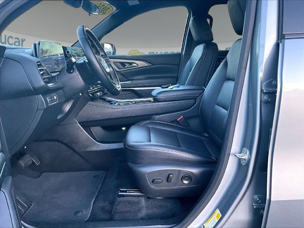 Used 2025 Chevrolet Traverse LT AWD/4WD image 8