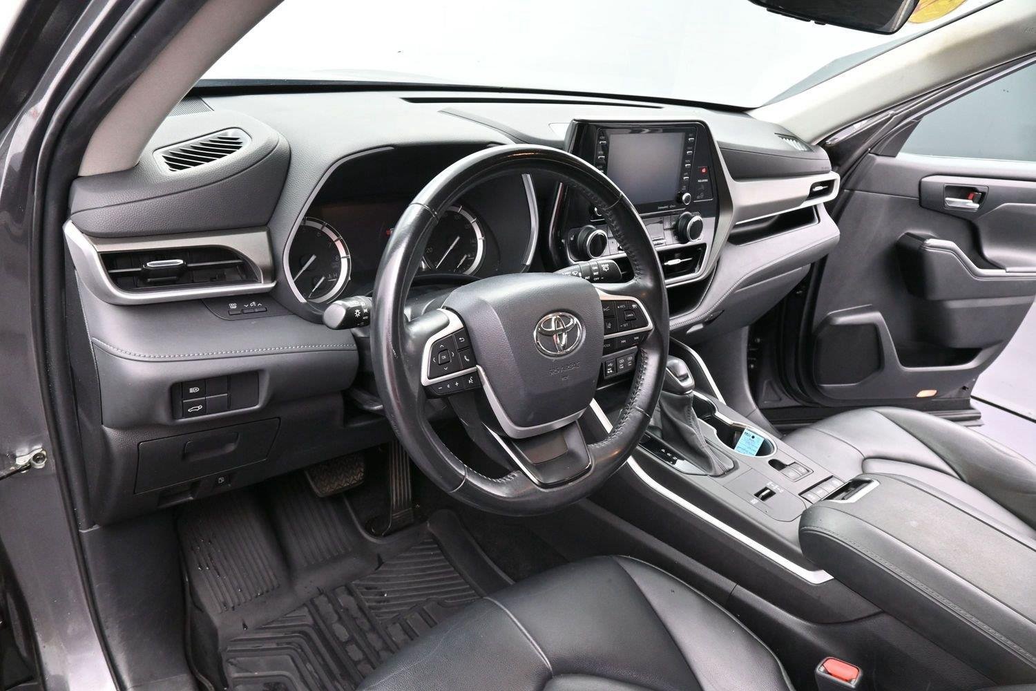Used 2022 Toyota Highlander XLE FWD image 16