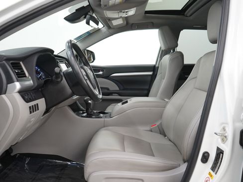 Used 2019 Toyota Highlander XLE FWD image 25