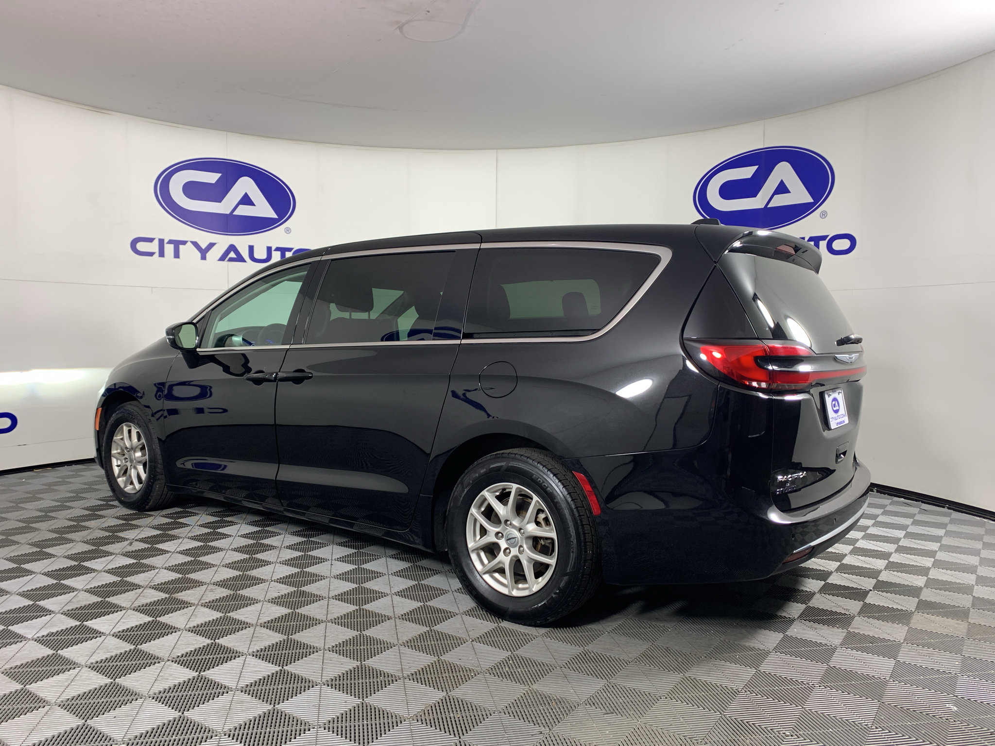 Used 2024 Chrysler Pacifica Touring-L FWD image 5