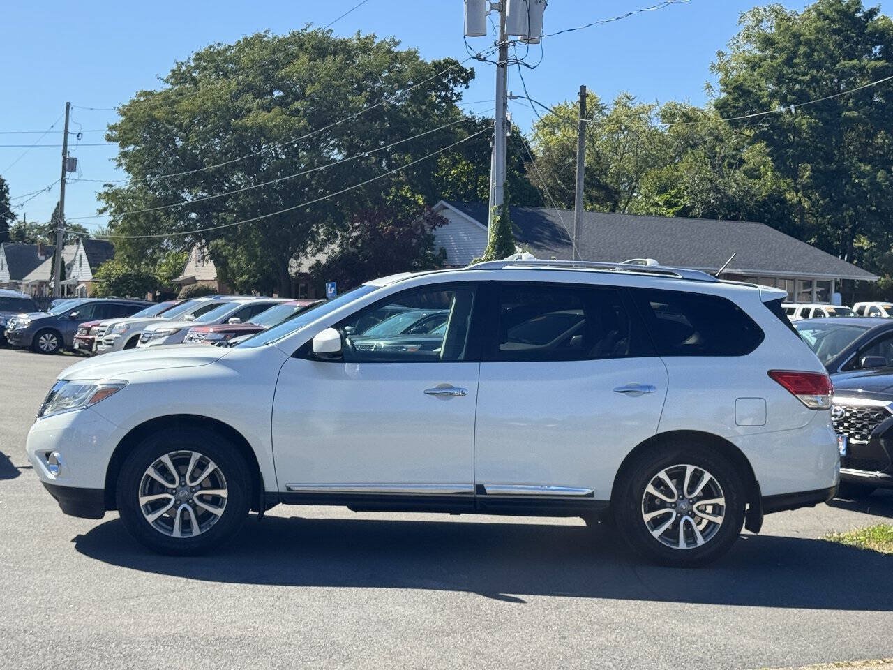 Used 2015 Nissan Pathfinder SL w/ SL Premium Package FWD image 4