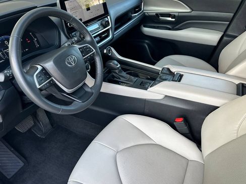 Used 2024 Toyota Grand Highlander AWD image 9