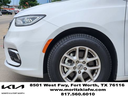 Used 2025 Chrysler Pacifica Select FWD image 8